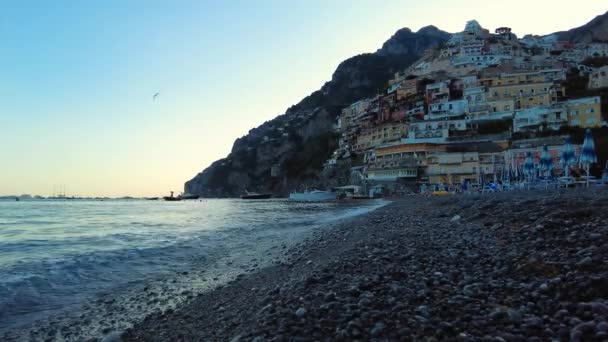 ポジターノの日の出の日没でカラフルな暗い雲 Amalfi海岸 ポジターノ イタリアで日没と水平線に対する湾の素晴らしいパノラマビュー 鳥が飛んでいく そうだ 高品質4K映像 — ストック動画