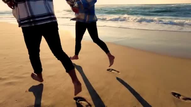 Romantic Couple Running Beach Sea Sunset Holding Hands Running Splashing — Stock Video