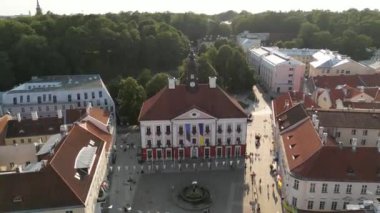 Sinema arka planında yeşil şehir gökdeleninin hava aracı görüntüleri. Güneşli E-Ülke Estonya, Tartu 'nun hava görüntüsü oluşturuluyor. Güneşli yaz gününde şehir manzarası. Eski kasaba meydanı. Yüksek kalite