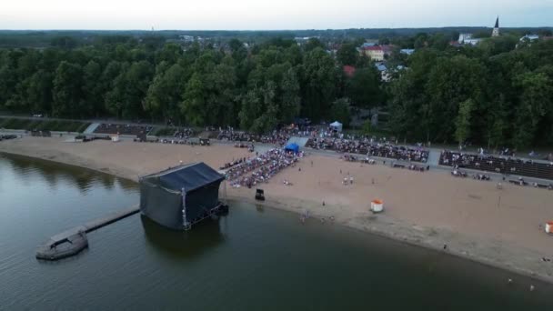 Velký Dav Lidí Hudebním Festivalu Pod Širým Nebem Koncert Jezera — Stock video
