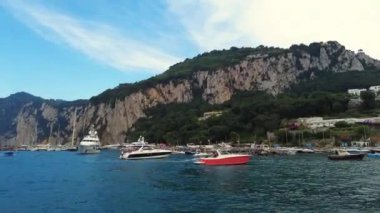Akdeniz 'in Havadan Kapanışı. Sinematik vahşi doğa, İtalya 'nın Amalfi Sahili' nde turistik bölge. Şeffaf mavi deniz suları. Turkuaz suyu olan güzel bir sahil şeridi. Yüksek kalite 4k 