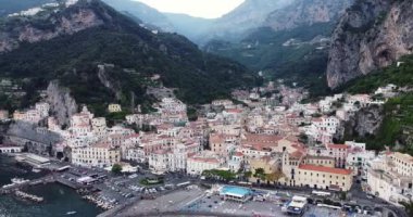 İtalya 'nın Amalfi kıyısındaki turizm beldesi. Campagna 'daki ünlü deniz kenarı Akdeniz kasabası. Güney İtalya 'da ünlü bir tatil köyünün kayalıklarında renkli evler. Ünlü Akdeniz tatil beldesi turkuaz deniz