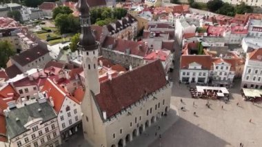 Tallinn 'in eski kasabasının güzel hava manzarası, kırmızı çatı binaları. Estonya, Tallinn şehir merkezi ve ortaçağ eski kasabası, yaz güneşli bir gün. Şehir meydanı belediye binası, eski mimari.. 