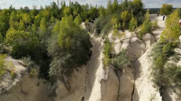 Mensen Die Vluchten Tussen Ondergedompelde Kalksteengroeve Verlaten Sport Activiteit Luchtfoto — Stockvideo