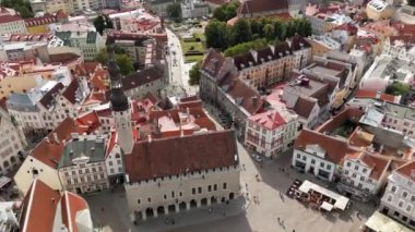 Tallinn 'in eski kasabasının güzel hava manzarası, kırmızı çatı binaları. Estonya, Tallinn şehir merkezi ve ortaçağ eski kasabası, yaz güneşli bir gün. Şehir meydanı belediye binası, eski mimari.. 