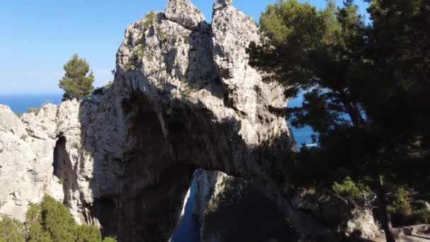 Arco Naturale Kalkstensbåge Som Bildar Bro Mellan Två Pelare Sten — Stockvideo