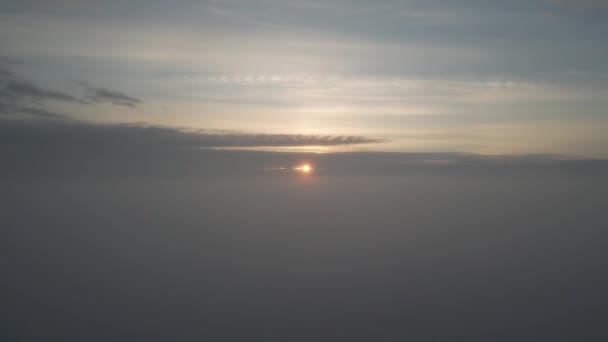 在日出时分 在美丽的云海之上的浓雾中 照相机的空中视图正在升起 慢慢地从云端升起 第一眼看到 无边的云海 飞过去 — 图库视频影像