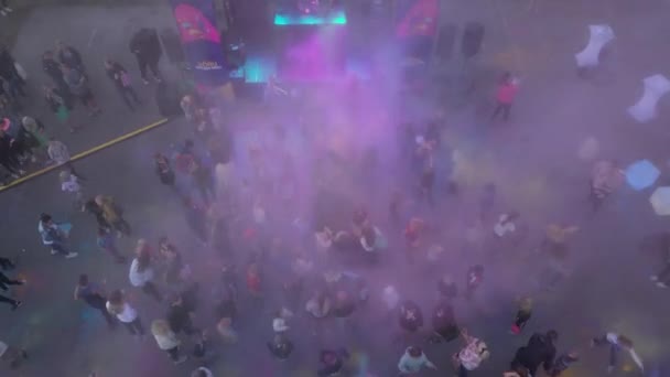 Aerial Flight Dancing People Crowd Holi Festival Colors Different Colored — Vídeos de Stock