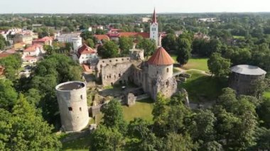 Eski kasaba meydanında gün batımı manzarası. Eski kasabadaki Castle Meydanı, şehre odaklanmış. Gün batımının renkleriyle güzel kırmızı çatılar. Cesis, Letonya. Meydanın önündeki katedral. Yüksek kalite 4k