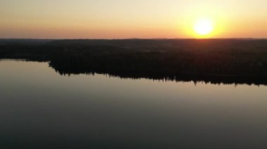 İnanılmaz günbatımı renkli sonbahar ormanı. Güneş hiç bitmeyen ormana parlıyor. Hava aracı günbatımı ışınlarıyla çam ağaçları üzerinde uçuyor. Ladin kozalaklı ağaçlar, karışık ormanlar, sarı yapraklar.