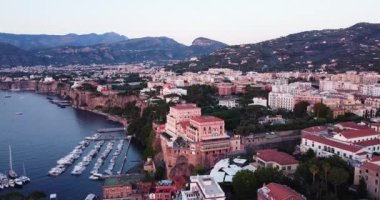 Sorrento, Sorrento kıyıları, Amalfi kıyıları, Napoli, İtalya 'nın turizm beldesi. Sorrento 'da lüks özel villalar. İtalya 'nın Akdeniz kıyısında tatiller, huzurlu sahil beldesi. Körfez Napoli.