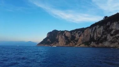 Akdeniz 'in Havadan Kapanışı. Sinematik vahşi doğa, İtalya 'nın Amalfi Sahili' nde turistik bölge. Şeffaf mavi deniz suları. Turkuaz suyu olan güzel bir sahil şeridi. Yüksek kalite 4k