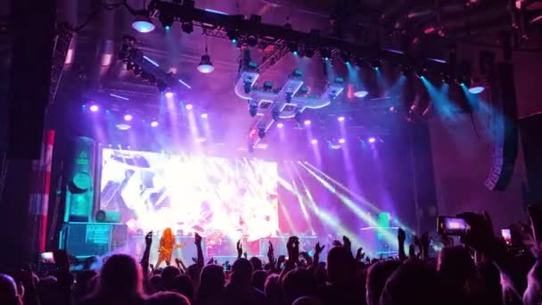 Night Rock Concert Menigte Van Mensen Dansen Een Muziekfestival Een — Stockvideo