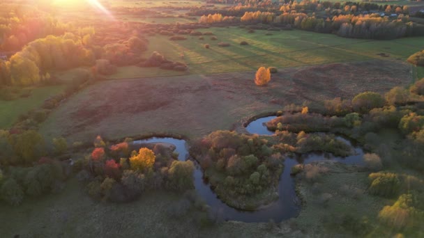 Wspaniałe Krajobrazy Wiejskie Czerwonym Słońcu Lekkie Żółte Jesienne Drzewa Ciepłe — Wideo stockowe