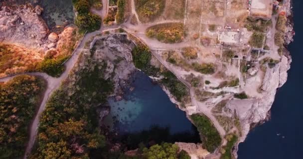 Dron Vystřelil Přímo Nad Jeskyní Pobřeží Skalnatými Útesy Tyrkysovými Vodami — Stock video