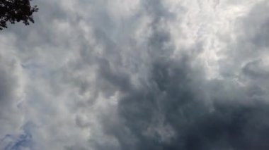 Mavi gökyüzü beyaz bulutlar zaman aşırı hızlanıyor. Geçip giden bulutların yaz manzarası. Yaz mavisi gökyüzü, kabarık beyaz bulutlar arka plan. Kümülüs bulutlu zaman çizelgesi. Rüzgarlı yeşil ağaçlar.