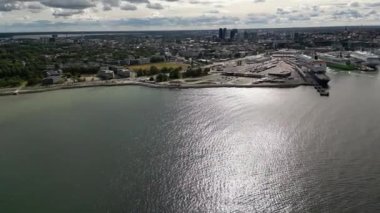 Tallinn 'in eski kasabasının güzel hava manzarası, kırmızı çatı binaları. Estonya, Tallinn şehir merkezi ve ortaçağ eski kasabası, yaz güneşli bir gün. Şehir meydanı belediye binası, eski mimari.. 