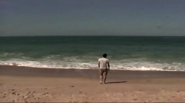 VHS-C, Archival Vintage Vhs Film Sahildeki yaz anıları. Kafkas erkek pantolonu okyanus dalgalarından ıslanmış. Deniz dalgaları sıçrıyor. Klasik VHS-C Betacam 'dan tarama yap. Retro kamera 8 mm. Eski film