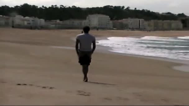 Vhs Archival Vintage Vhs在海滩拍摄的夏季回忆 高加索男人的裤子被海浪湿透了 海浪飞溅 扫描自老式Vhs Betacam 复古相机8毫米 老电影 — 图库视频影像