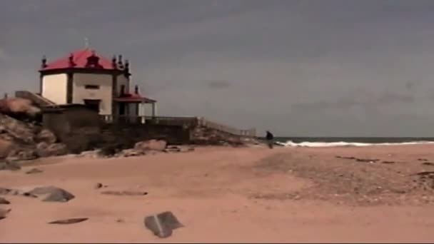 フィルムメーカーヴィンテージホームフィルム8ミリメートル レトロな振動 空のビーチを歩く若い男性 貝殻を探している 1970S Vintage Super8 Film Retro Vhs映像 — ストック動画