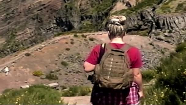 手持ちVhsヴィンテージレトロフィルム 人々は山の中で踊り ピコRuivo山の中で女性をハイキング 山を下り 踊りコン 1980年代Vhsのホームビデオ 1990アーカイブVhs レトロVhs映像 ヴィンテージVhs Cからスキャン — ストック動画