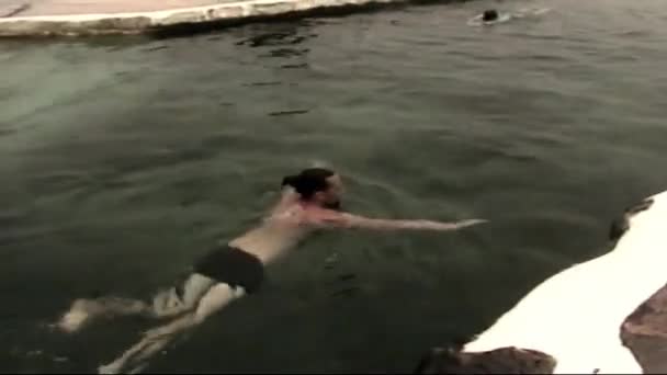 手持ちVhsヴィンテージフィルム 8Mmフィルム マデイラ自然スイミングプール ポルト モニス自然スイミングプール 白人男性が泳いでいる レトロVhsビデオヴィンテージVhs Betacamからスキャンします 昔の夏の思い出 — ストック動画