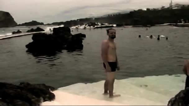手持ちVhsヴィンテージフィルム 8Mmフィルム マデイラ自然スイミングプール ポルト モニス自然スイミングプール 白人男性が泳いでいる レトロVhsビデオヴィンテージVhs Betacamからスキャンします 昔の夏の思い出 — ストック動画