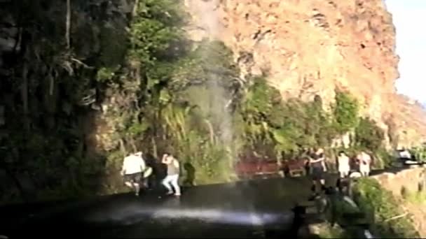 档案复古Vhs电影镜头 瀑布瀑布瀑布级联在道路上 葡萄牙马德拉的Cascata Dos Anjos 手持Vhs Vintage Film Retro Vhs — 图库视频影像