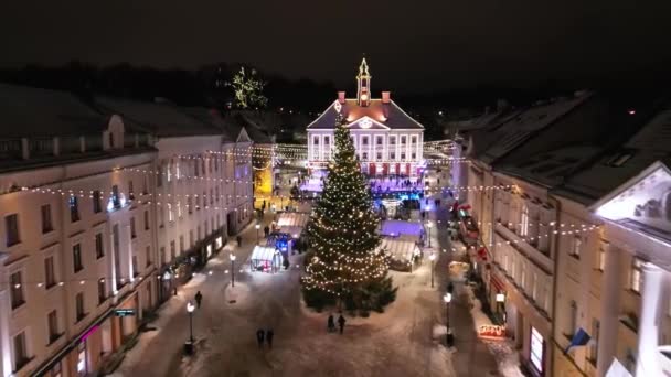 圣诞市场 空中景观 在一个现代化的城市里举办了明亮的圣诞博览会 夜间空中拍摄 一架无人驾驶飞机显示圣诞市场和圣诞树 是的高质量的4K镜头 — 图库视频影像