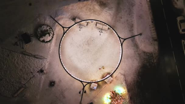 クリスマスマーケット 空中ビュー 現代都市でのイルミネーションクリスマスフェア クリスマスマーケットとクリスマスツリーを示す無人機で夜間の空中映像 そうだ 高品質4K映像 — ストック動画