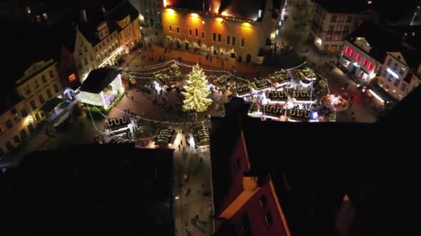 爱沙尼亚塔林市场的圣诞市场 圣诞购物和人们在圣诞市场上散步的轮廓 旧城市集广场 圣诞装饰在假日漆黑的夜晚 — 图库视频影像