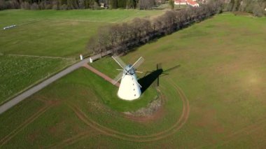 Drone bakış açısı ünlü eski yel değirmenleri, hava değirmenli pitoresk manzara. Alternatif enerji. Rüzgar türbini hareket ediyor ve dönüyor. Çevre dostu kavram. Eski taş rüzgar değirmeni .