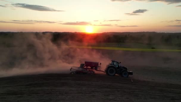 Drón Repül Traktor Felett Borona Rendszer Szántás Földet Művelt Mezőgazdasági — Stock videók