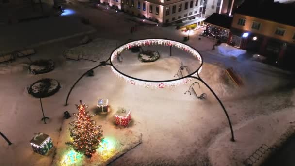 爱沙尼亚塔林市场的圣诞市场 圣诞购物和人们在圣诞市场上散步的轮廓 旧城市集广场 圣诞装饰在假日漆黑的夜晚 — 图库视频影像
