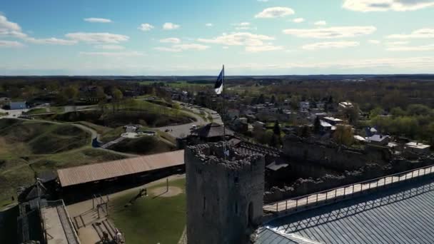 Замок Живописной Сельской Местности Эстонии Размахиванием Эстонским Флагом Красивые Камни — стоковое видео