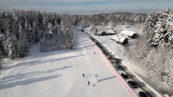 Village Station Ski Montagne Les Gens Ski Les Voitures Conduite — Video