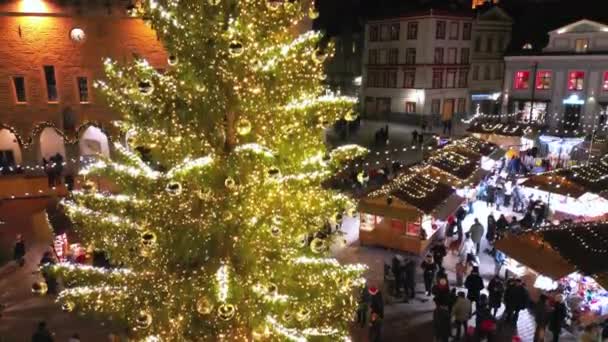 Vánoční Trh Trhu Tallinnu Estonsko Vánoční Nákupy Siluety Lidí Procházející — Stock video