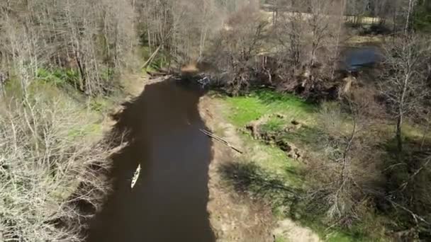 Nehir Suyunda Kürek Çeken Bir Ekiple Spor Kanosu Nsanlar Onlara — Stok video