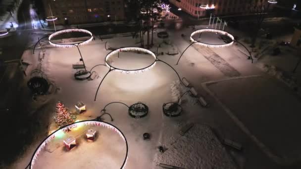 芬兰市场上的圣诞市场 圣诞购物和人们在圣诞市场上散步的轮廓 旧城市集广场 圣诞装饰在假日漆黑的夜晚 — 图库视频影像