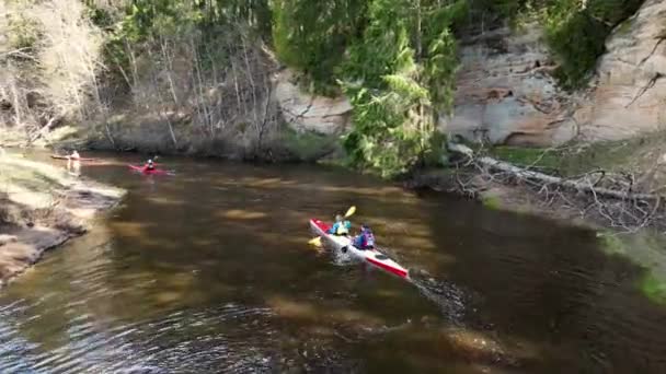 Sport Kanu Mit Einer Mannschaft Die Auf Flusswasser Rudert Die — Stockvideo