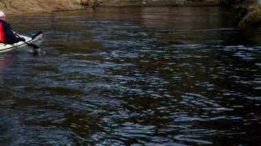 İnsansız hava aracı, nehir boyunca giden bir grup kadın ve erkeğin sürdüğü bir spor kanosuna ateş açtı. Kano üzerinde açık hava aktiviteleri, su sporları. Her yere git. Aile sporları. Yaz. Takım tarafından işletilen spor kanosu.