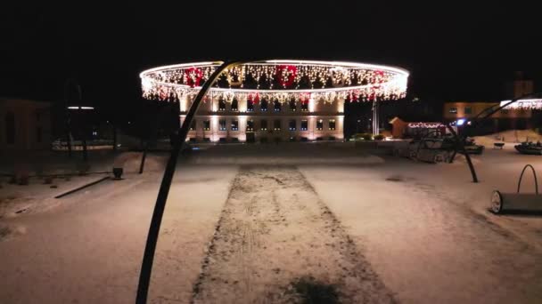Люди Ходят Рождественской Ярмарке Низкий Снимок Воздуха Ночной Снимок Рождественского — стоковое видео