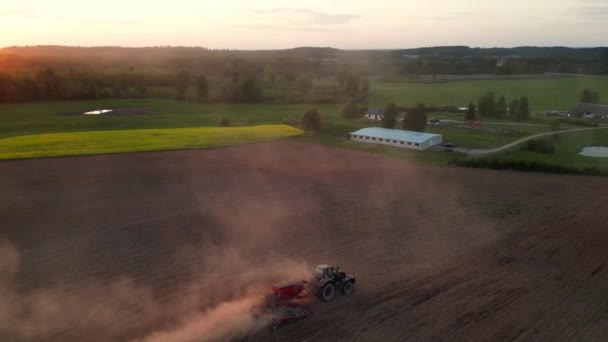 Kombiniert Auf Dem Feld Luftaufnahme Von Erntemaschinen Pflanzensprüher Der Bei — Stockvideo