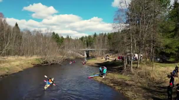 Sport Kano Met Een Team Roeien Rivierwater Mensen Juichen Voor — Stockvideo