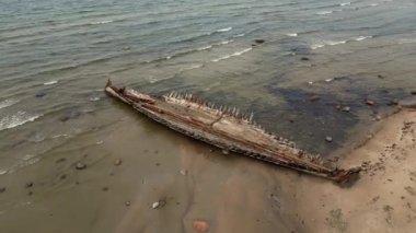 Terk edilmiş bir gemi enkazı, deniz kıyısında delik deşik olmuş terk edilmiş bir tekne. Denizdeki ya da okyanustaki kayalıklardaki enkaz gemisi. Gemi battı, gemi karaya oturdu. Aral Denizi 'nin ekolojik felaketi. 
