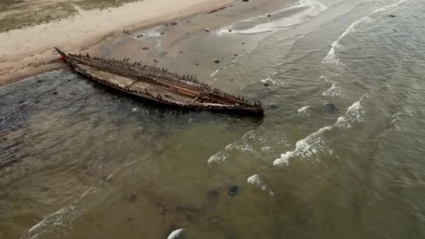 Naufrágio Abandonado Barco Abandonado Cheio Buracos Beira Mar Navio Naufragado — Vídeo de Stock