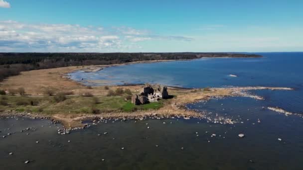 공중에서 보인다 에스토니아의 아름다운 해안가의 위치해 있었습니다 해변을 버려진 중세성을 — 비디오