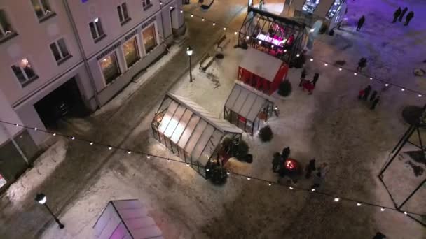 Draufsicht Auf Menschen Die Wintertag Auf Der Großen Freiluft Eisbahn — Stockvideo