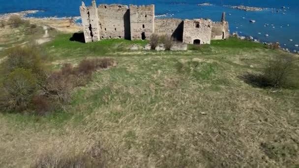 要塞の空中ビュー エストニアの美しい歴史的遺跡 海の岩の海岸線の上に位置しています 海岸沿いの放棄された中世の城の空中ビュー そうだ 高品質4K映像 — ストック動画