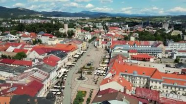 Slovakya 'nın Banska Bystrica şehrinde yaz mevsimi. Slovakya 'nın merkezinde küçük bir ortaçağ kasabası. Slovak Ulusal Meydanı 'nın havadan görüntüsünü aktarın. 